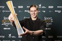 Belgian Roos Vanotterdijk poses for the photographer after winning the Beloftevolle Jongere / Jeune Espoir de l Année 2025 at the 'Sportgala' award show, to announce the sport women and men of the year 2025, Sunday 14 December 2025 in Schelle. BELGA PHOTO POOL NICO VEREECKEN